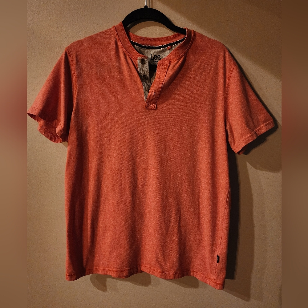 Lee T-Shirt.
